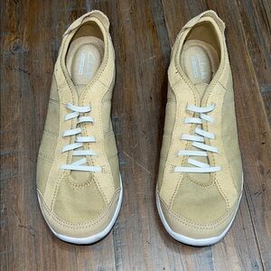 Clarks Tan Sneakers with Suede Upper and Rubber Soles Size 7